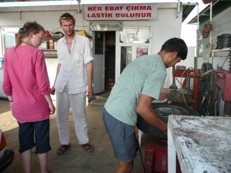 Chez un vendeur de pneu, suite à un incident...