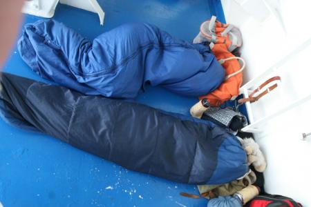 Nuit trop courte et trop bruyante sur le pont