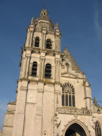 La Cathédrale, imposante sous un ciel écrasant