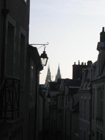 Au loin, les flèches de Saint Nicolas